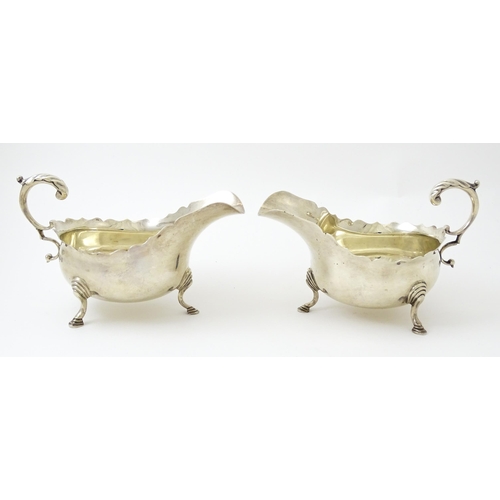 386 - A pair of silver sauce boats hallmarked Sheffield 1926, maker Thomas Bradbury & Sons Ltd. Approx. 5 ... 