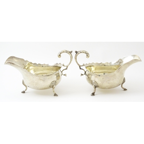 386 - A pair of silver sauce boats hallmarked Sheffield 1926, maker Thomas Bradbury & Sons Ltd. Approx. 5 ... 