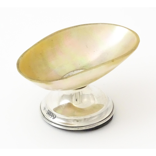 392 - A silver pedestal salt with mother of pearl bowl, hallmarked London 1907. Approx. 1 1/4