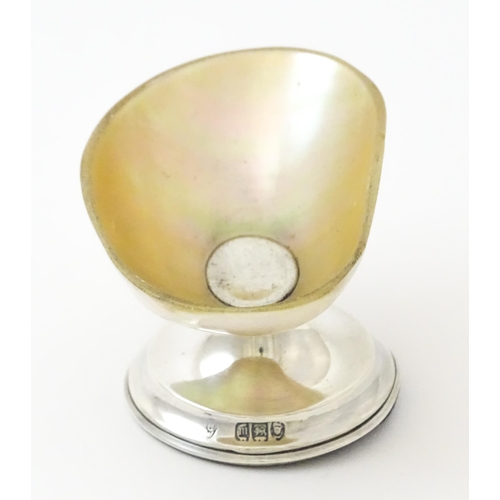 392 - A silver pedestal salt with mother of pearl bowl, hallmarked London 1907. Approx. 1 1/4