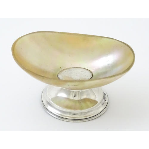 392 - A silver pedestal salt with mother of pearl bowl, hallmarked London 1907. Approx. 1 1/4