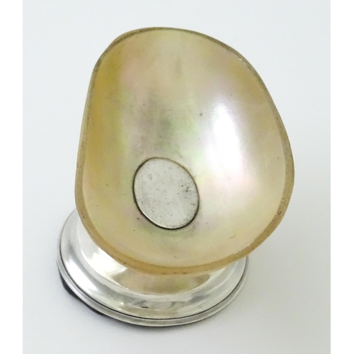 392 - A silver pedestal salt with mother of pearl bowl, hallmarked London 1907. Approx. 1 1/4