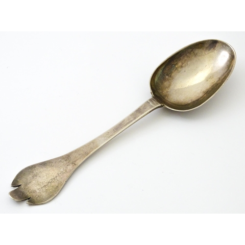 394 - An early 18thC silver trefid spoon with rat tail bowl, maker IC possibly Jonah Clifton. Approx. 8