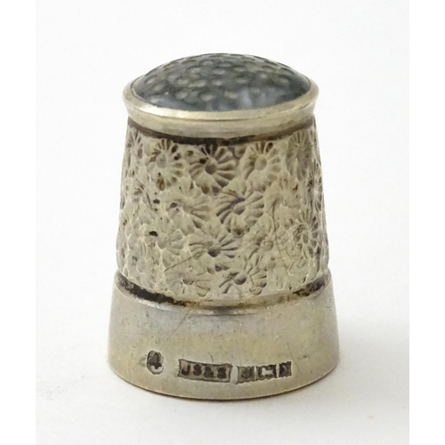 396 - Four assorted silver thimbles comprising one titled The Spa hallmarked Birmingham 1931, maker Henry ... 