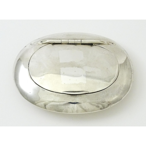 402 - A silver snuff / tobacco box of oval form hallmarked Birmingham 1905, maker Constantine & Floyd Ltd.... 