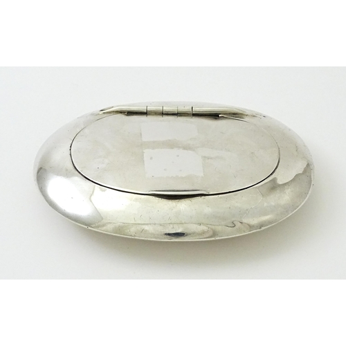 402 - A silver snuff / tobacco box of oval form hallmarked Birmingham 1905, maker Constantine & Floyd Ltd.... 