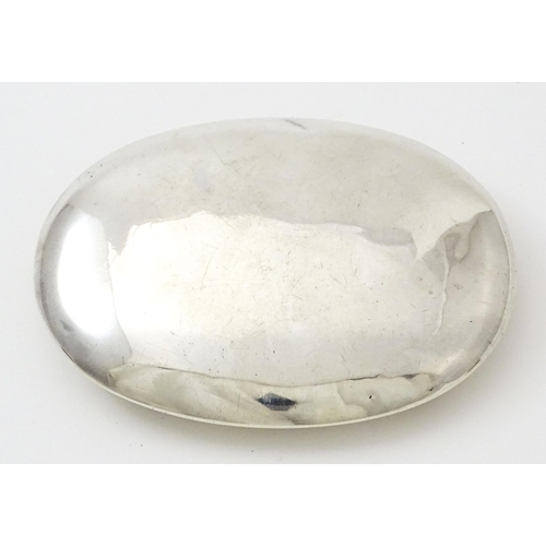 402 - A silver snuff / tobacco box of oval form hallmarked Birmingham 1905, maker Constantine & Floyd Ltd.... 