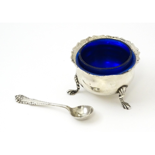 450 - A silver salt hallmarked London 1900. Together with an associated silver salt spoon hallmarked Birmi... 