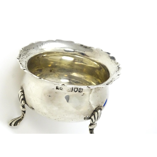 450 - A silver salt hallmarked London 1900. Together with an associated silver salt spoon hallmarked Birmi... 