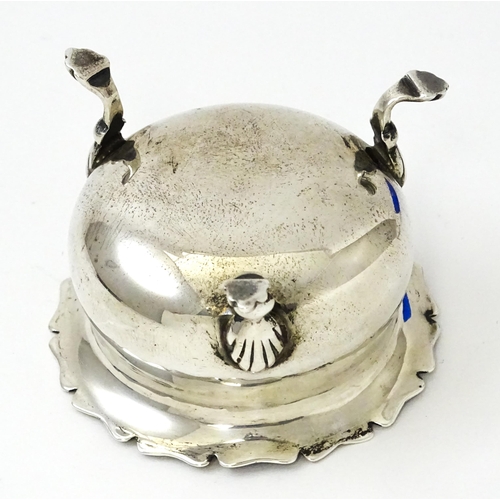 450 - A silver salt hallmarked London 1900. Together with an associated silver salt spoon hallmarked Birmi... 