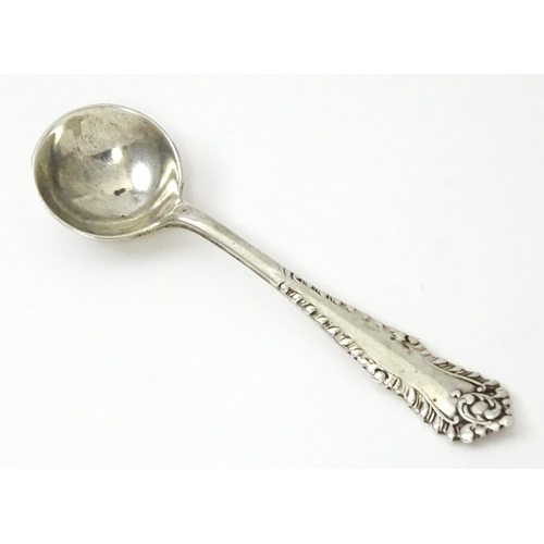 450 - A silver salt hallmarked London 1900. Together with an associated silver salt spoon hallmarked Birmi... 