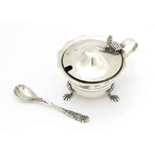 452 - A silver mustard pot hallmarked Birmingham 1902, maker Levi & Salaman. Together with an associated V... 