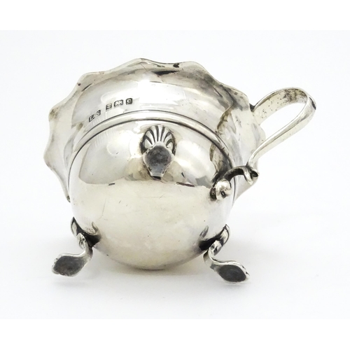 452 - A silver mustard pot hallmarked Birmingham 1902, maker Levi & Salaman. Together with an associated V... 