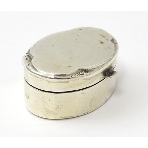 456 - A small silver / white metal pill box of oval form. Approx. 1