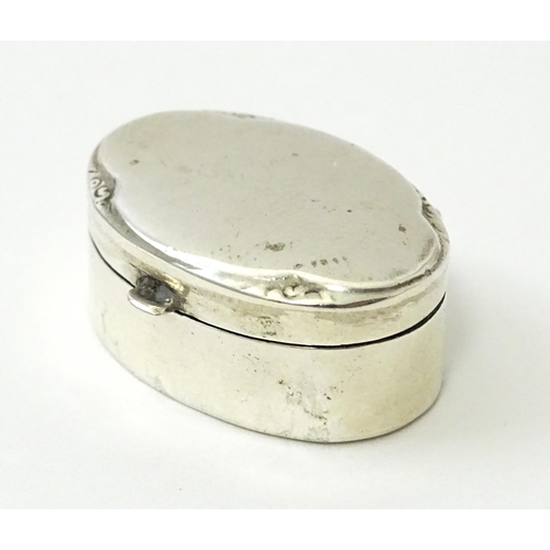 456 - A small silver / white metal pill box of oval form. Approx. 1