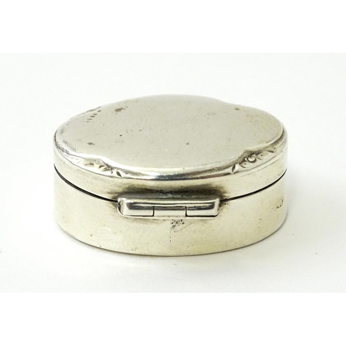 456 - A small silver / white metal pill box of oval form. Approx. 1