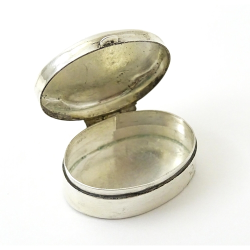 456 - A small silver / white metal pill box of oval form. Approx. 1