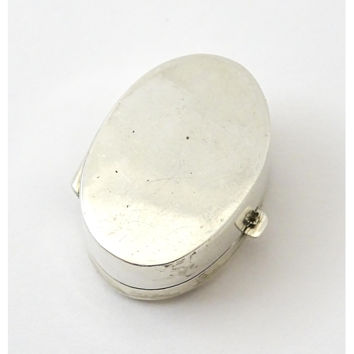 456 - A small silver / white metal pill box of oval form. Approx. 1