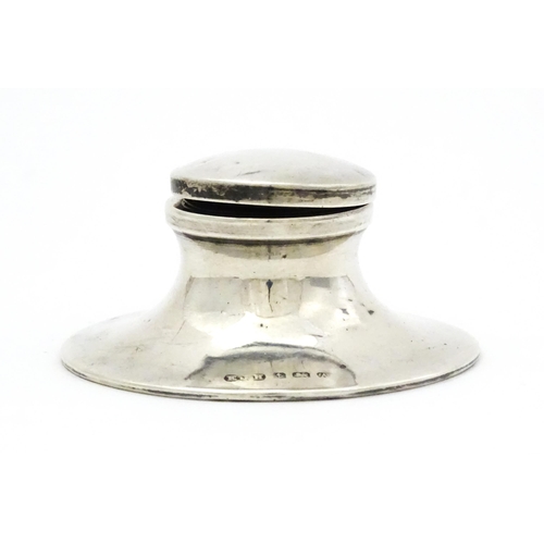 457 - A small silver inkwell of capstan form hallmarked Birmingham 1925, maker Edwin Joseph Houlston. Appr... 