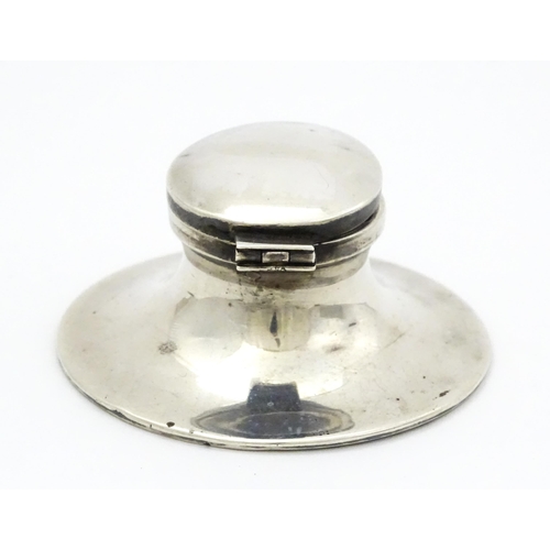 457 - A small silver inkwell of capstan form hallmarked Birmingham 1925, maker Edwin Joseph Houlston. Appr... 