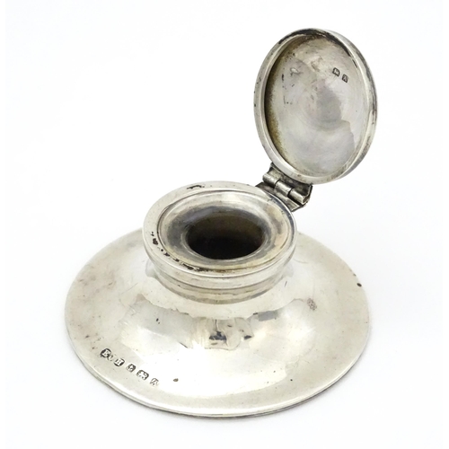 457 - A small silver inkwell of capstan form hallmarked Birmingham 1925, maker Edwin Joseph Houlston. Appr... 