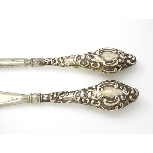 461 - A silver button hook and shoe horn, hallmarked Chester 1910. Together with a silver mounted brush ha... 