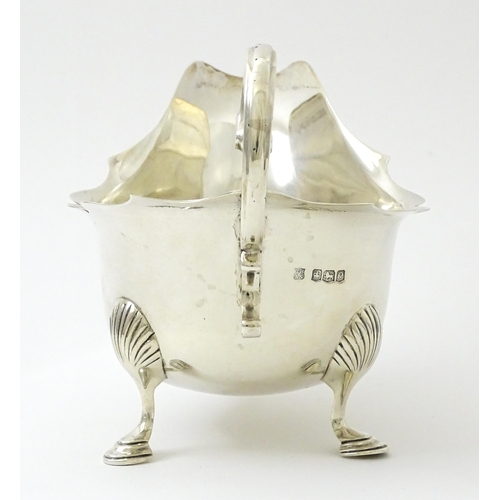 463 - A silver sauce boat hallmarked Sheffield 1922, maker Thomas Bradbury & Sons Ltd. Approx. 6 1/2