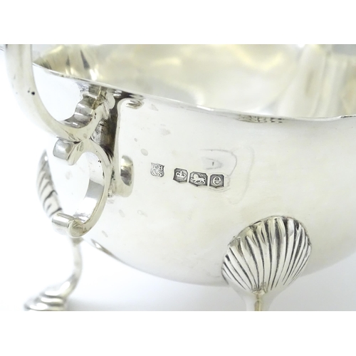 463 - A silver sauce boat hallmarked Sheffield 1922, maker Thomas Bradbury & Sons Ltd. Approx. 6 1/2