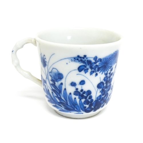 186 - A quantity of Chinese items to include a blue and white teapot with peony flower detail, a blue and ... 