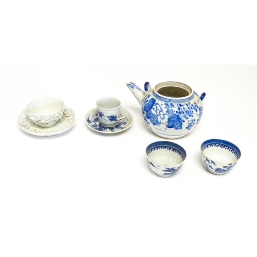 186 - A quantity of Chinese items to include a blue and white teapot with peony flower detail, a blue and ... 