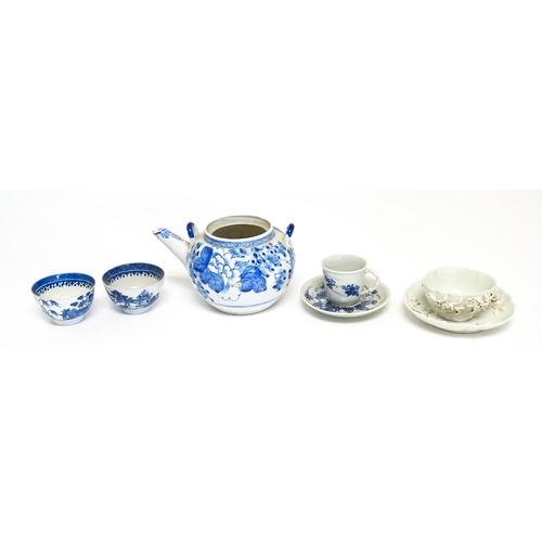 186 - A quantity of Chinese items to include a blue and white teapot with peony flower detail, a blue and ... 