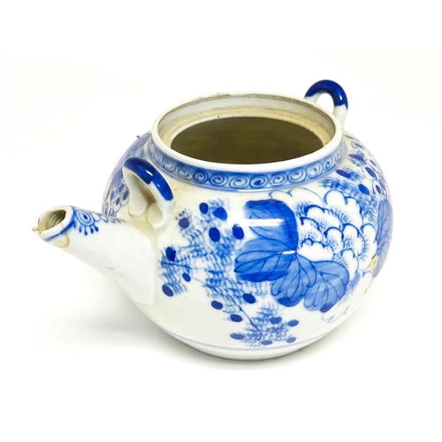 186 - A quantity of Chinese items to include a blue and white teapot with peony flower detail, a blue and ... 