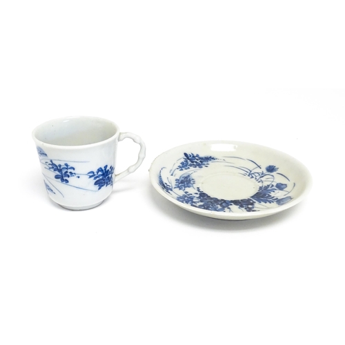 186 - A quantity of Chinese items to include a blue and white teapot with peony flower detail, a blue and ... 