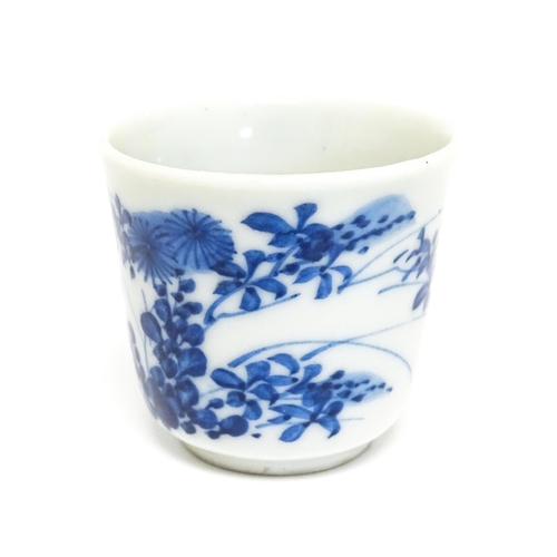 186 - A quantity of Chinese items to include a blue and white teapot with peony flower detail, a blue and ... 