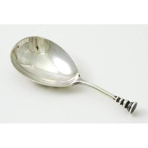 398 - A silver seal top caddy spoon hallmarked London 1906, maker Holland, Aldwindkle & Slater. Approx. 3 ... 