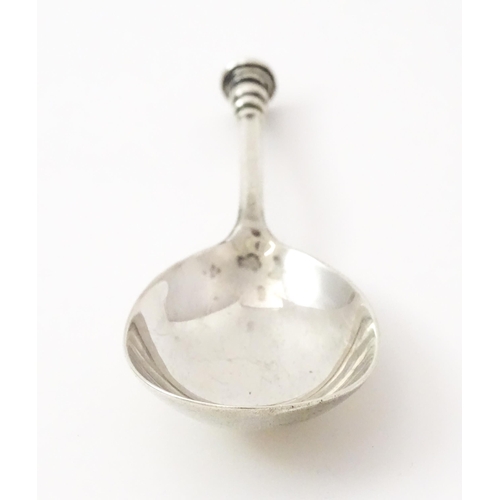 398 - A silver seal top caddy spoon hallmarked London 1906, maker Holland, Aldwindkle & Slater. Approx. 3 ... 