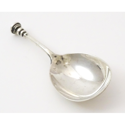 398 - A silver seal top caddy spoon hallmarked London 1906, maker Holland, Aldwindkle & Slater. Approx. 3 ... 