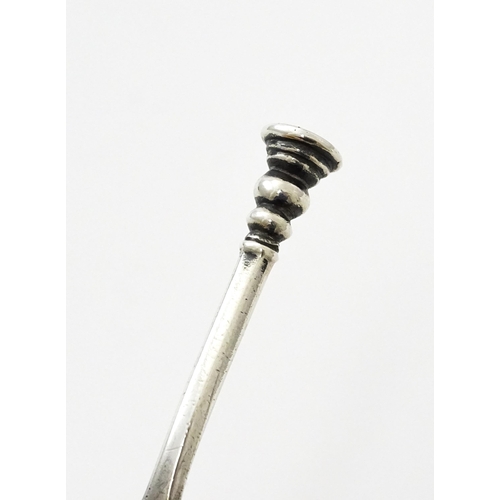 398 - A silver seal top caddy spoon hallmarked London 1906, maker Holland, Aldwindkle & Slater. Approx. 3 ... 