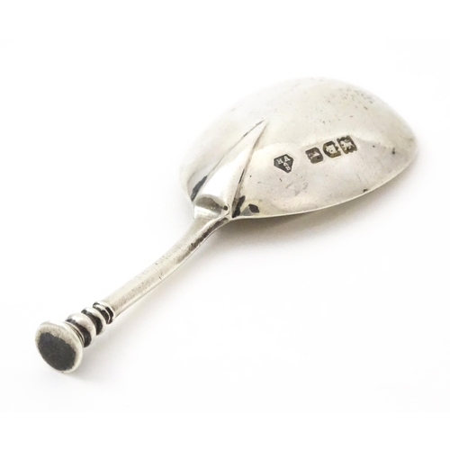 398 - A silver seal top caddy spoon hallmarked London 1906, maker Holland, Aldwindkle & Slater. Approx. 3 ... 