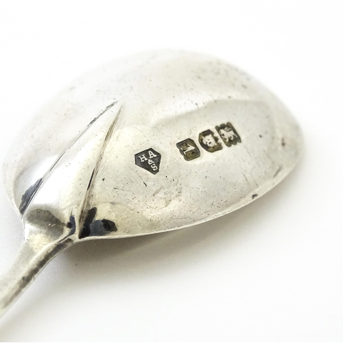 398 - A silver seal top caddy spoon hallmarked London 1906, maker Holland, Aldwindkle & Slater. Approx. 3 ... 