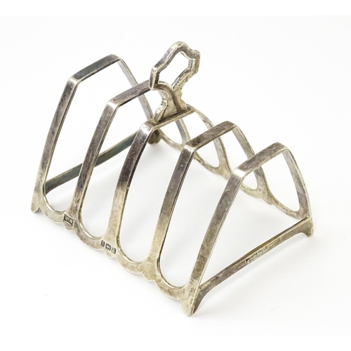 407 - An Art Deco silver five bar toast rack, hallmarked Birmingham 1934, maker Walker & Hall. Approx. 3