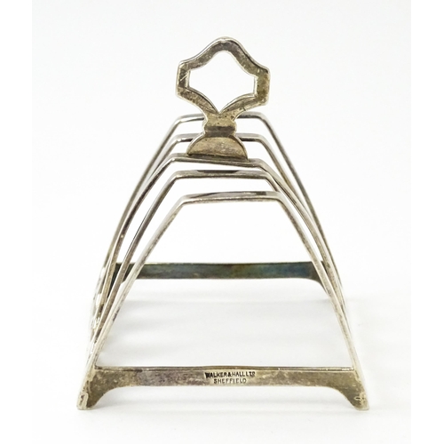 407 - An Art Deco silver five bar toast rack, hallmarked Birmingham 1934, maker Walker & Hall. Approx. 3