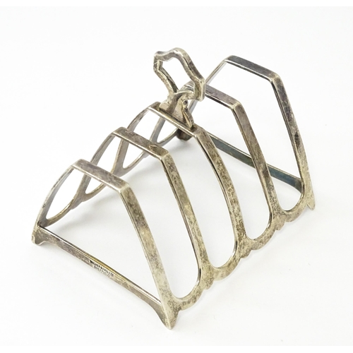 407 - An Art Deco silver five bar toast rack, hallmarked Birmingham 1934, maker Walker & Hall. Approx. 3