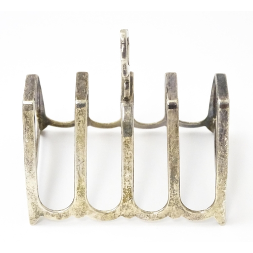 407 - An Art Deco silver five bar toast rack, hallmarked Birmingham 1934, maker Walker & Hall. Approx. 3