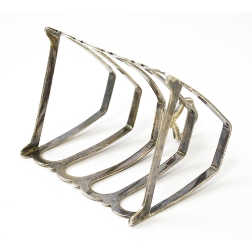 407 - An Art Deco silver five bar toast rack, hallmarked Birmingham 1934, maker Walker & Hall. Approx. 3