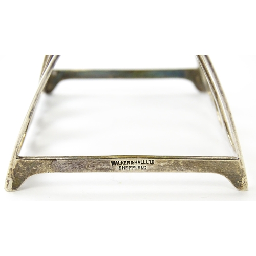 407 - An Art Deco silver five bar toast rack, hallmarked Birmingham 1934, maker Walker & Hall. Approx. 3