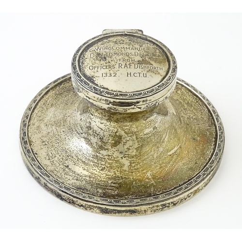 410 - A silver inkwell of capstan form with military inscription to top 'Wing Commander D. W. Edmonds D.F.... 