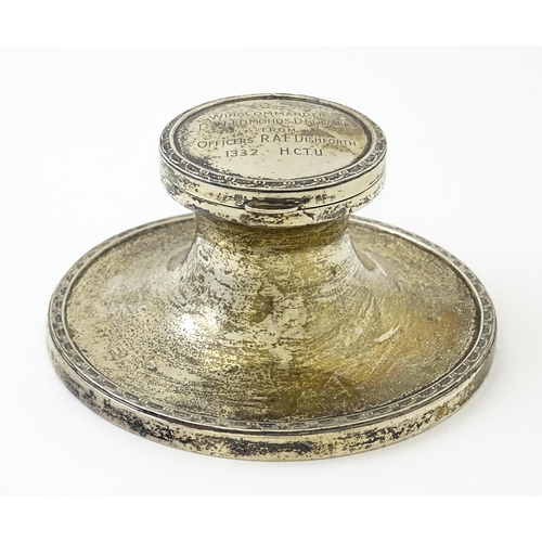 410 - A silver inkwell of capstan form with military inscription to top 'Wing Commander D. W. Edmonds D.F.... 