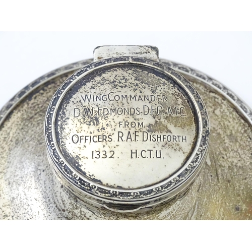 410 - A silver inkwell of capstan form with military inscription to top 'Wing Commander D. W. Edmonds D.F.... 