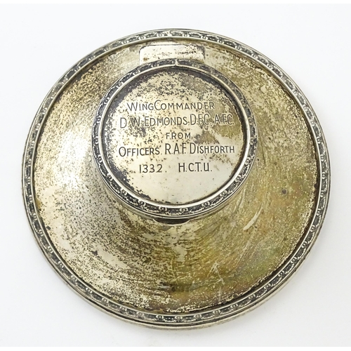 410 - A silver inkwell of capstan form with military inscription to top 'Wing Commander D. W. Edmonds D.F.... 